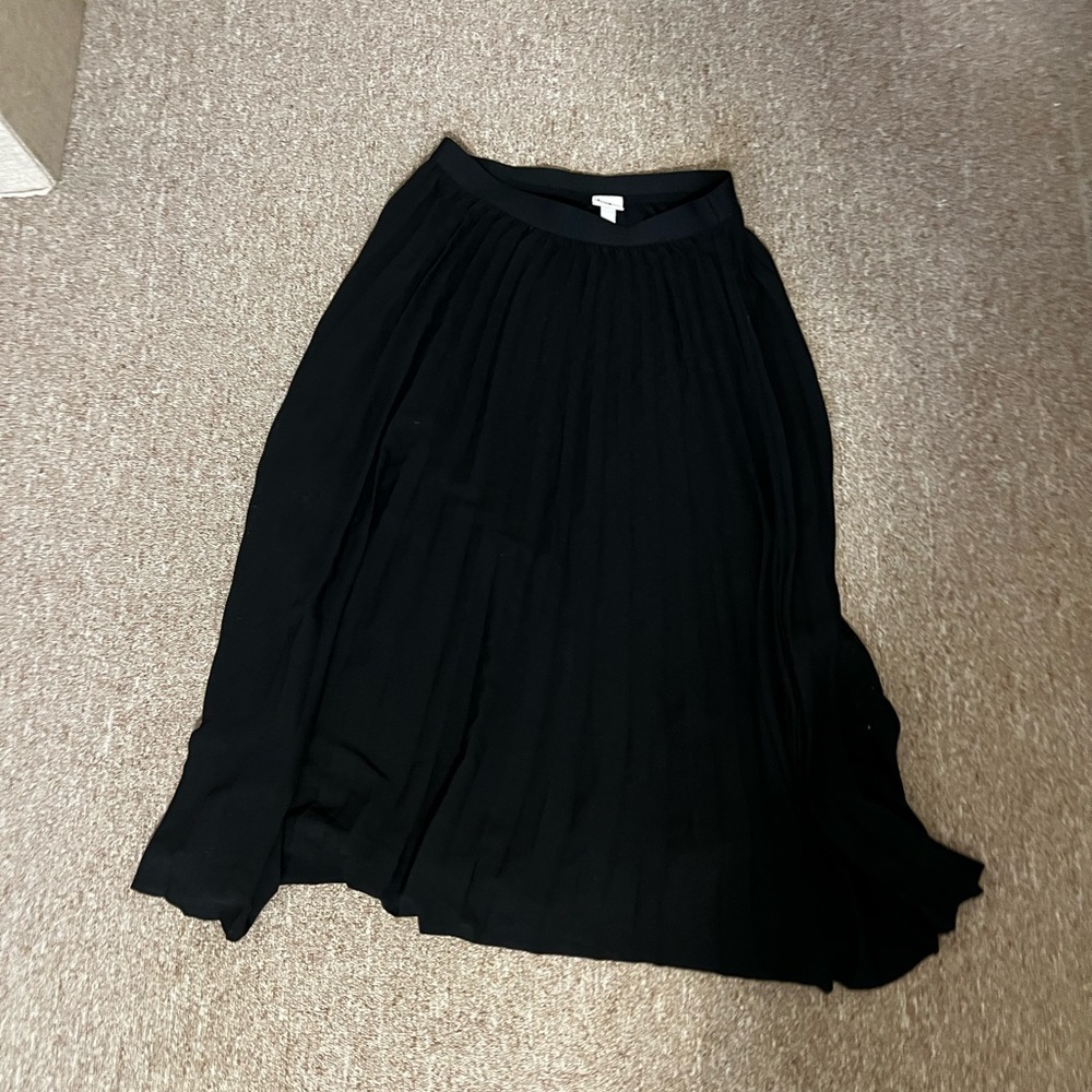 Target- a new day black midi skirt. Never worn. Elastic waist. Size M.